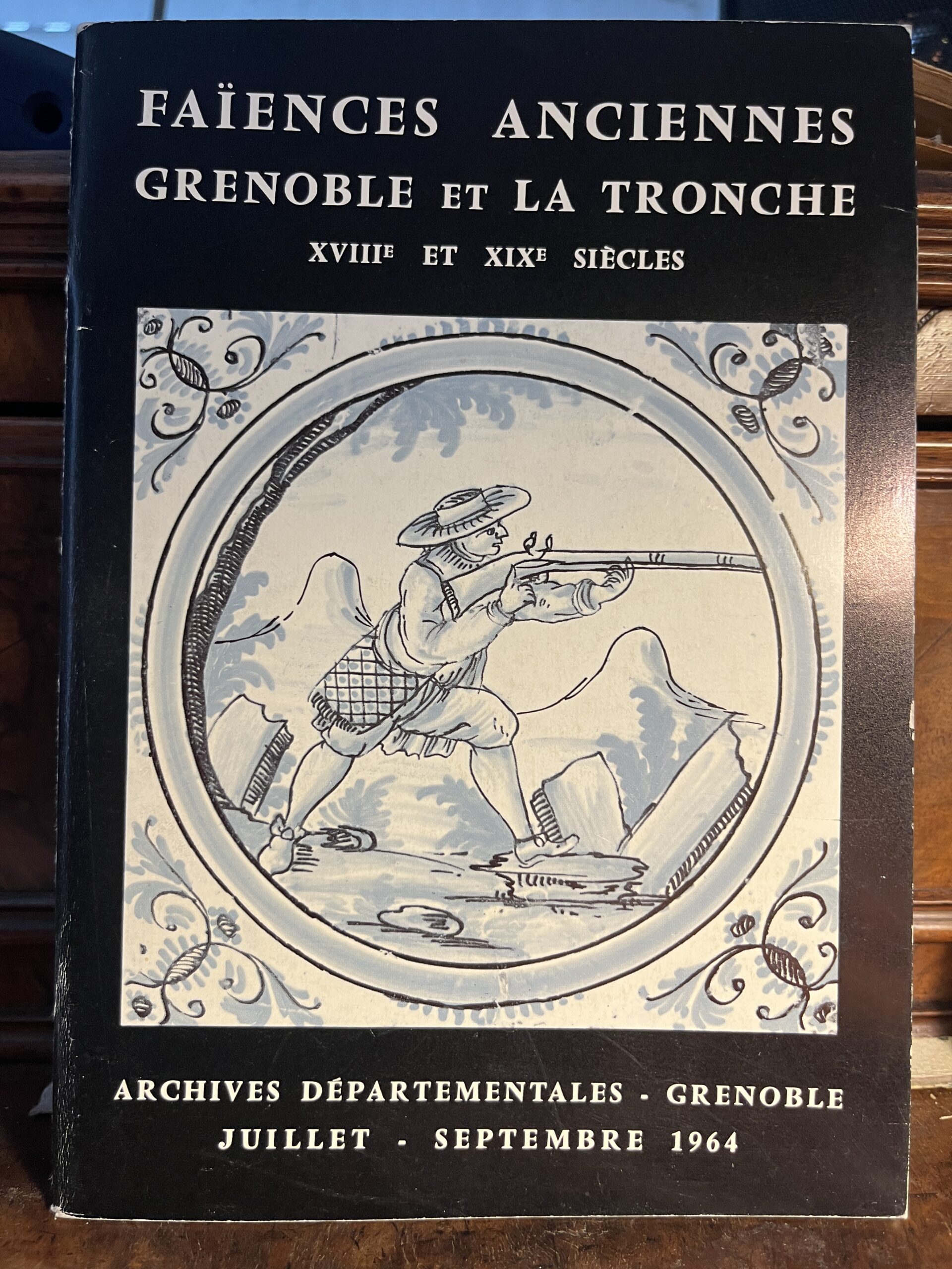 Faïences anciennes de Grenoble et La Tronche - Archives départementales de l'Isère - 1964